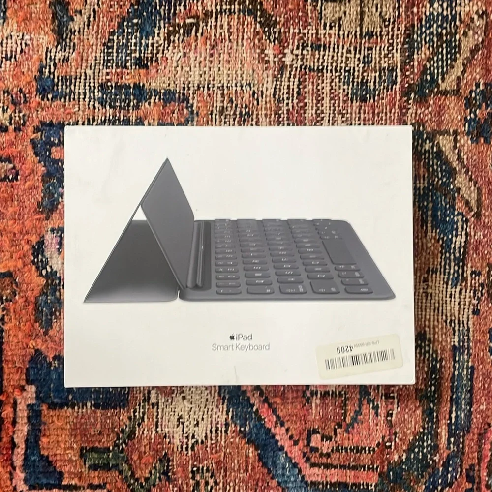 •| Apple IPad smart keyboard